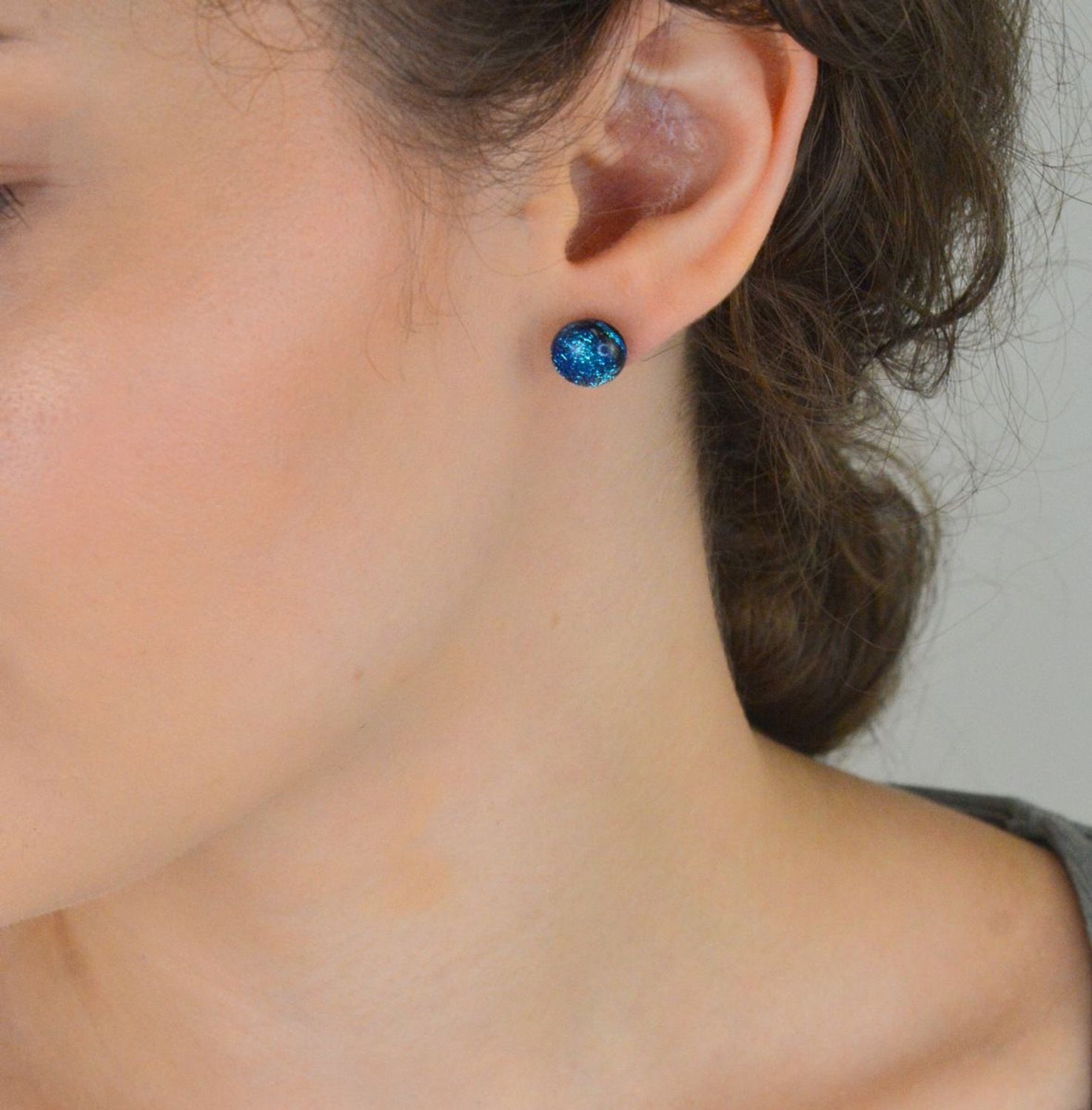 Kolczyki damskie srebrne 925 z turkusowym szkłem Murano – model Murano 58. Ręcznie robione, okrągłe, zapięcie na sztyft, waga 2,70 g, wielkość 1 cm. Eleganckie i artystyczne!1.jpg